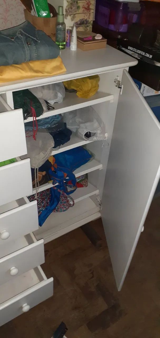 Cômoda de madeira cor branca com marcas de uso - Foto 3