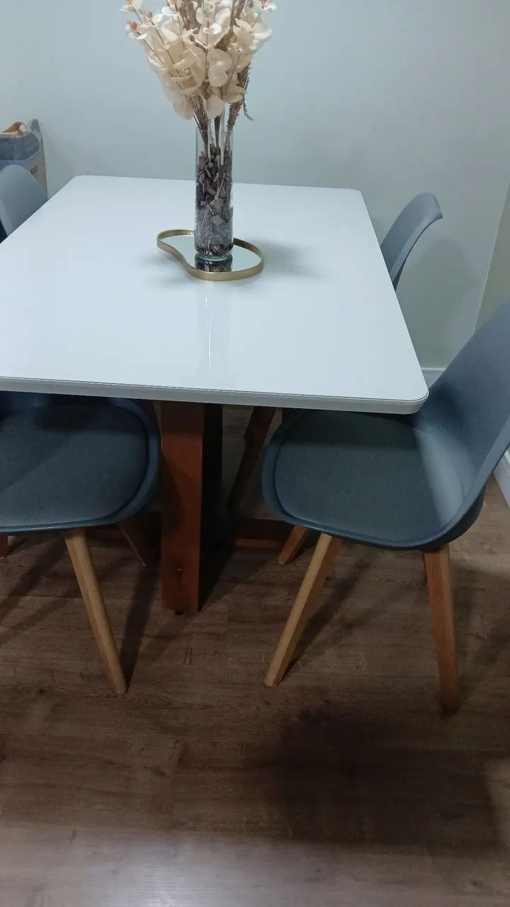 Mesa tampo de vidro com 4 cadeiras 