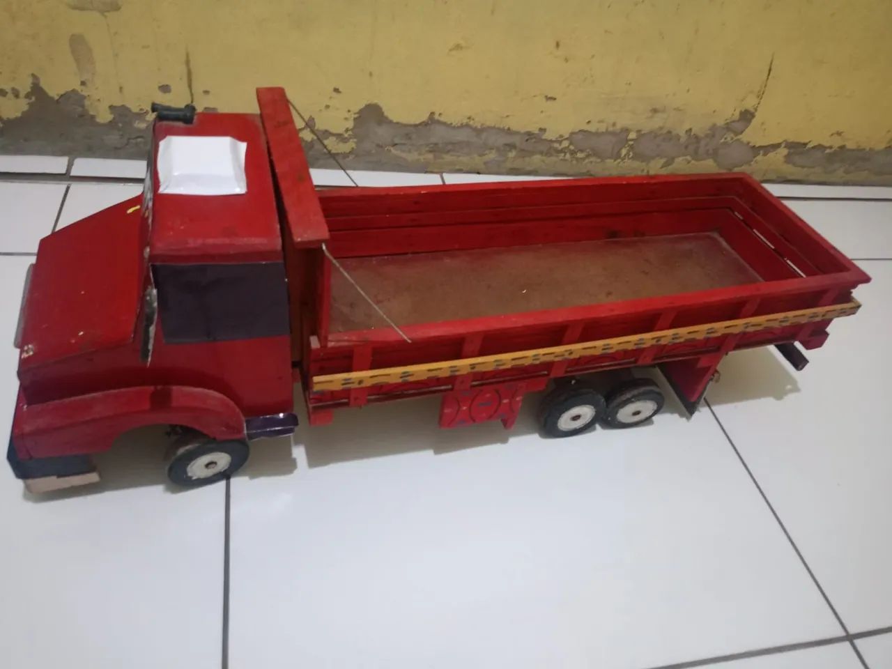 Caminhão de brinquedo artesanal Mercedes - Foto 4