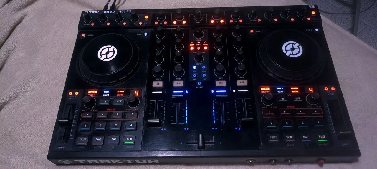 Controladora Traktor Kontrol S4 MK1 da Native Instruments para DJ - Foto 2