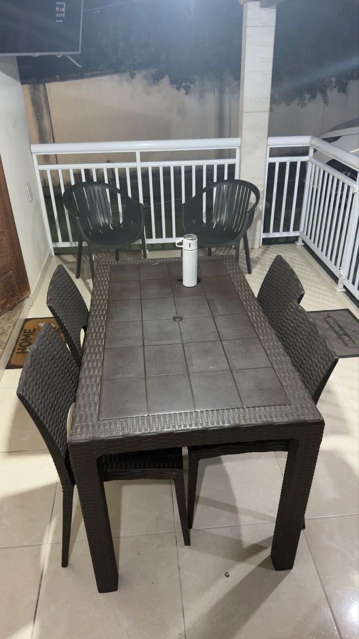 Conjunto de mesa com 4 cadeiras mais 2 bancos área externa marca PLASÚTIL  