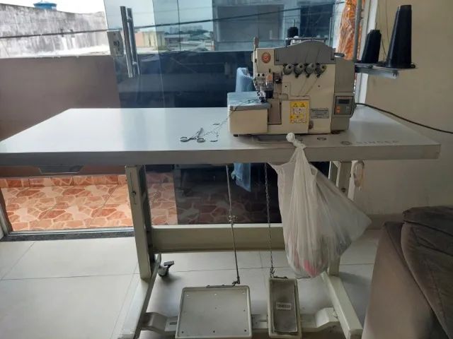 Maquina de costura tipo Overlock Marca Singer  Digital - Foto 2