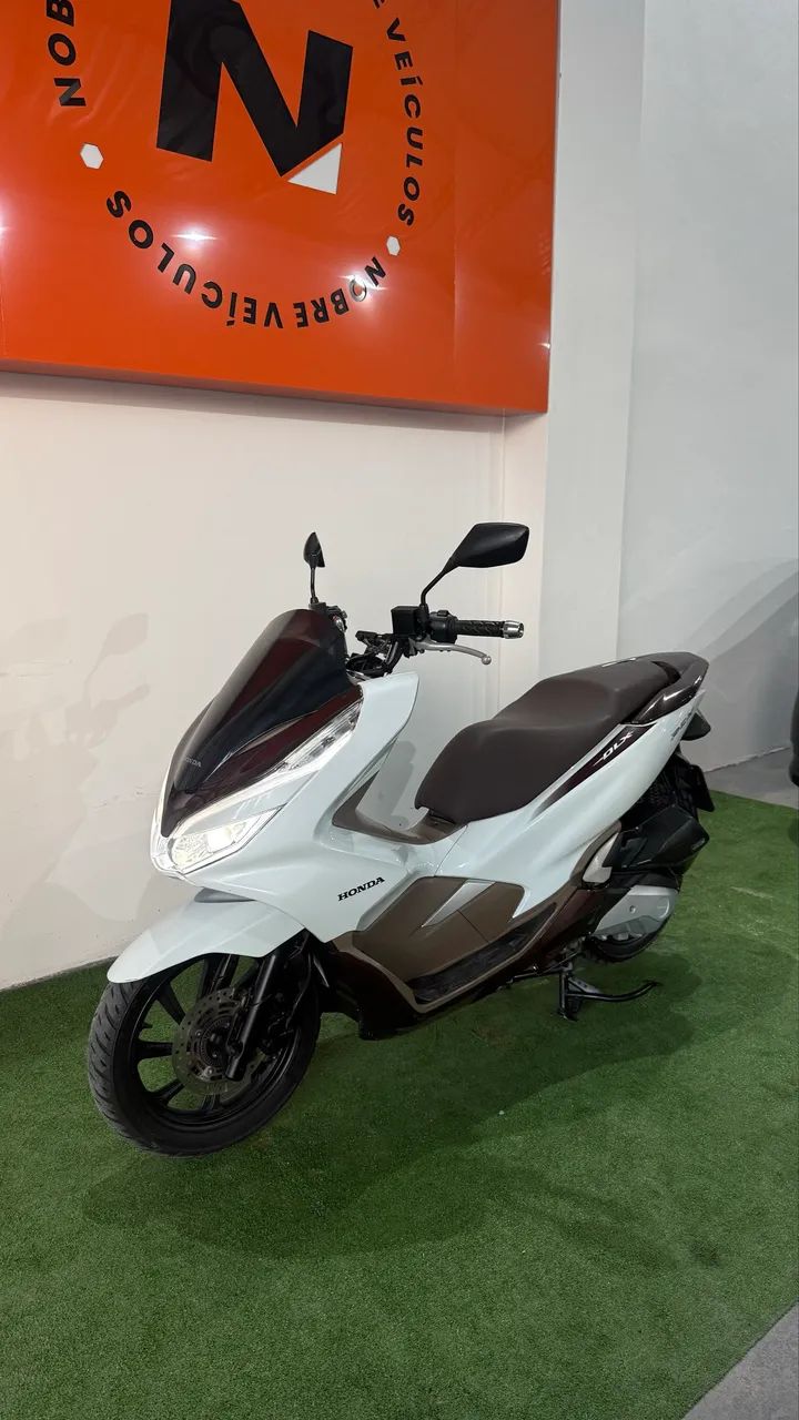 PCX DLX 2022