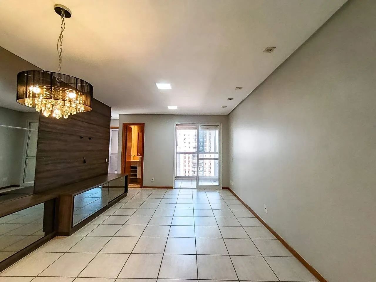 Apartamento de 3 Quartos com Suíte e duas Semi-Suites, Varanda e Vaga de Garagem no Ed. Ad - Foto 4