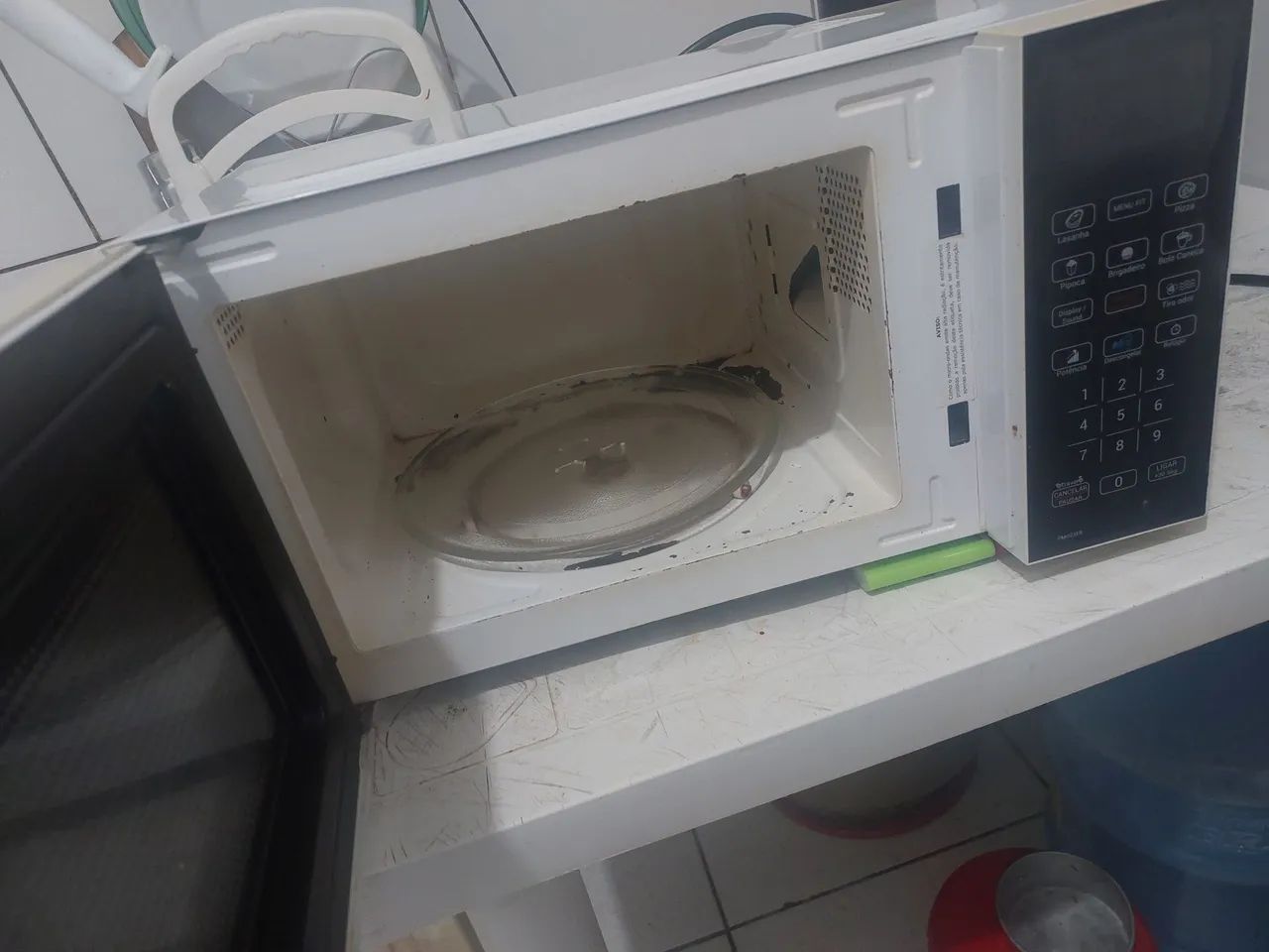 Micro-ondas  3 anos d uso,  tá perfeito 
