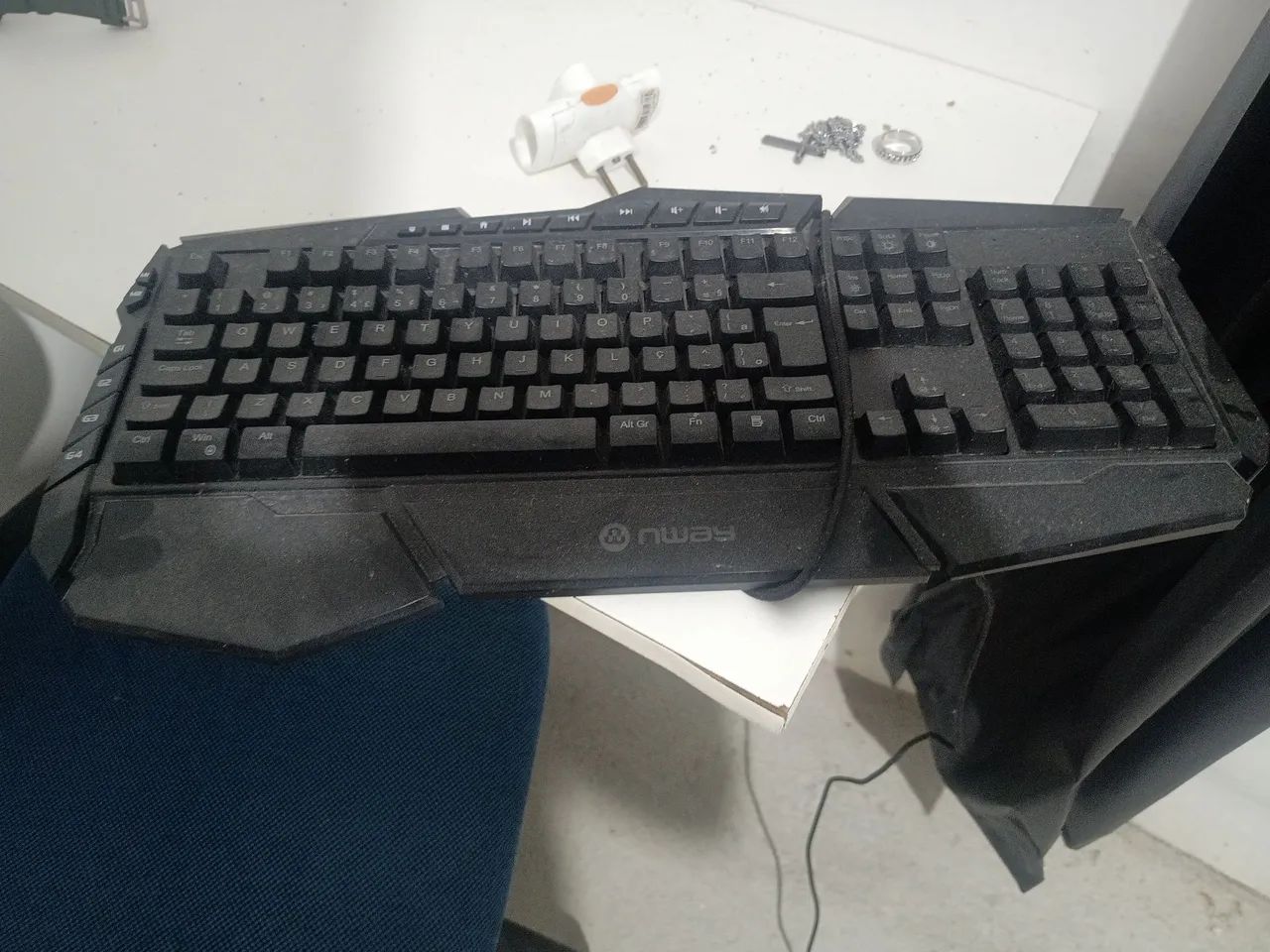 Teclado seminovo nway e tem led que brilha 