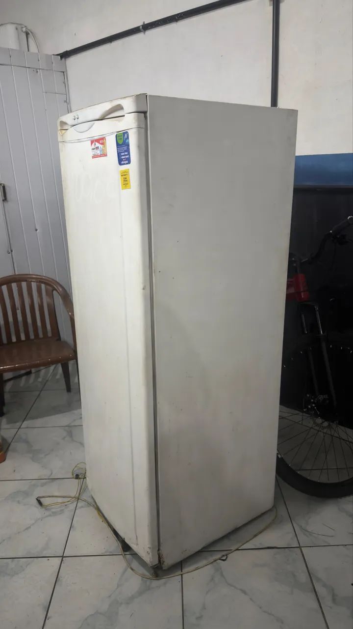 Freezer vertical usado funcionando tudo - Foto 2