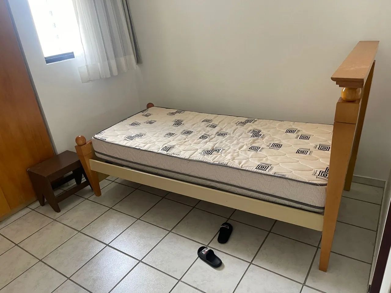 Vendo cama solteirão madeira  - Foto 2