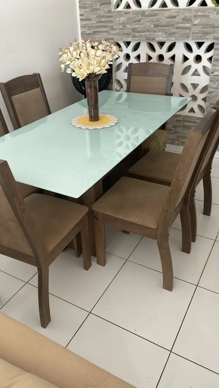 Vendo MESA de vidro com as cadeiras, valor a negociar 