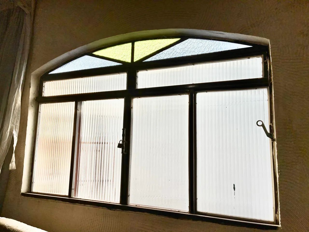 Janela de ferro colonial com vidros - Foto 2