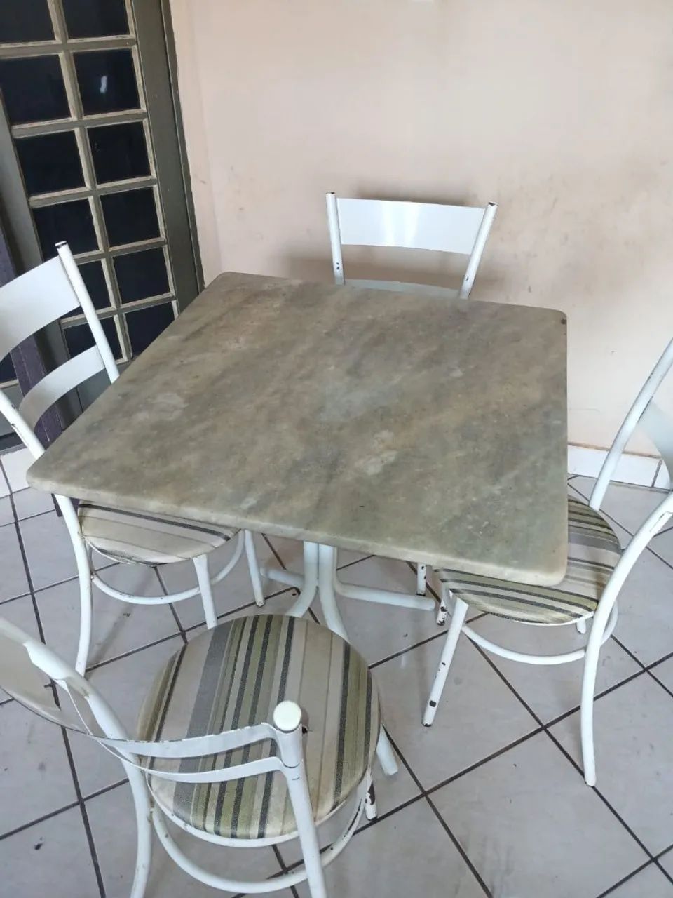Mesa com 4 cadeiras. Entrego. Uberlândia.  - Foto 2