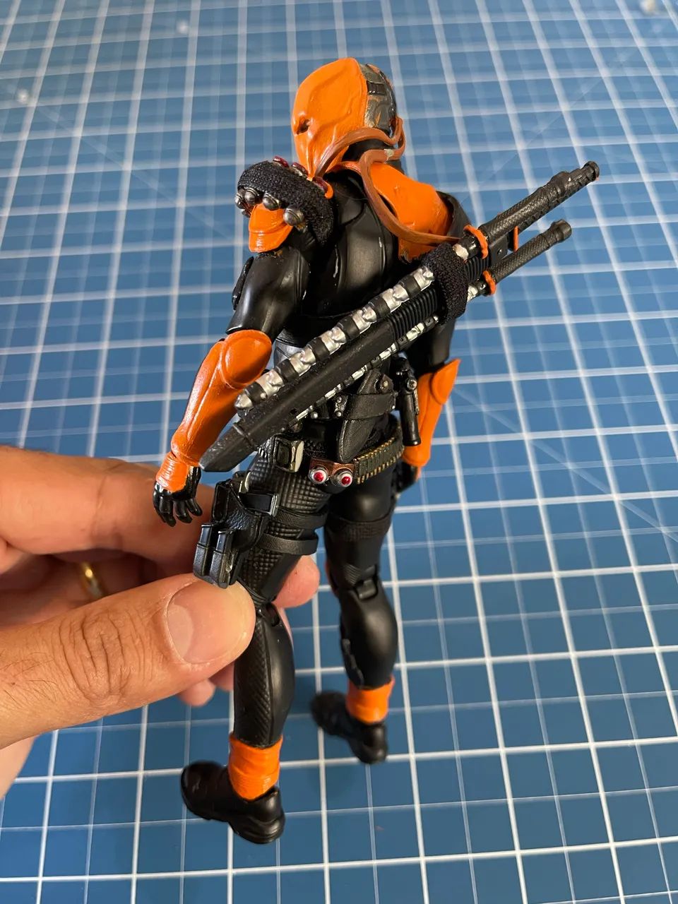Deathstroke Custom - Base mafex original  - Foto 5