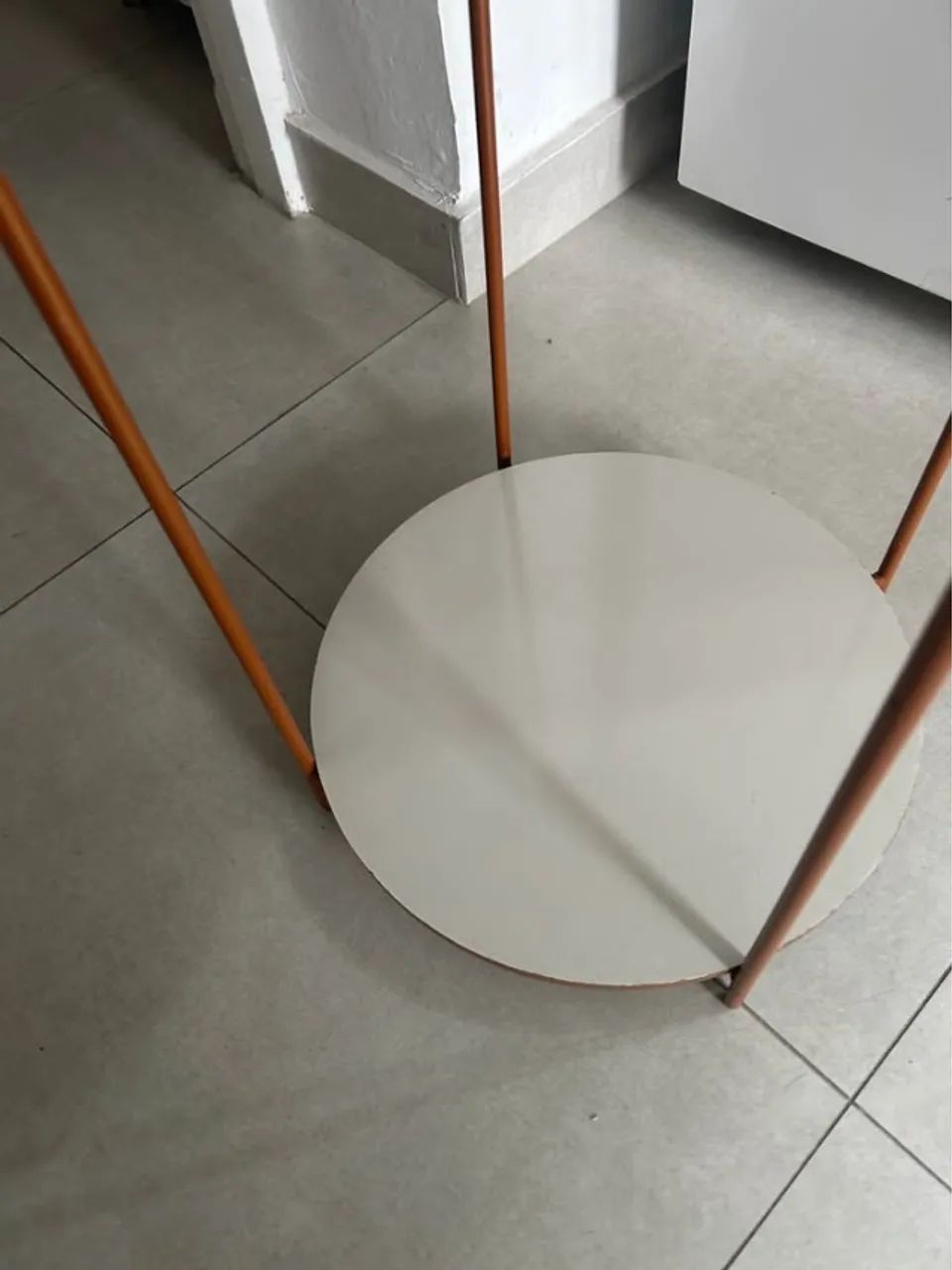 Mesa Apoio Lateral off white e Pés Ferro Bronze - Foto 2