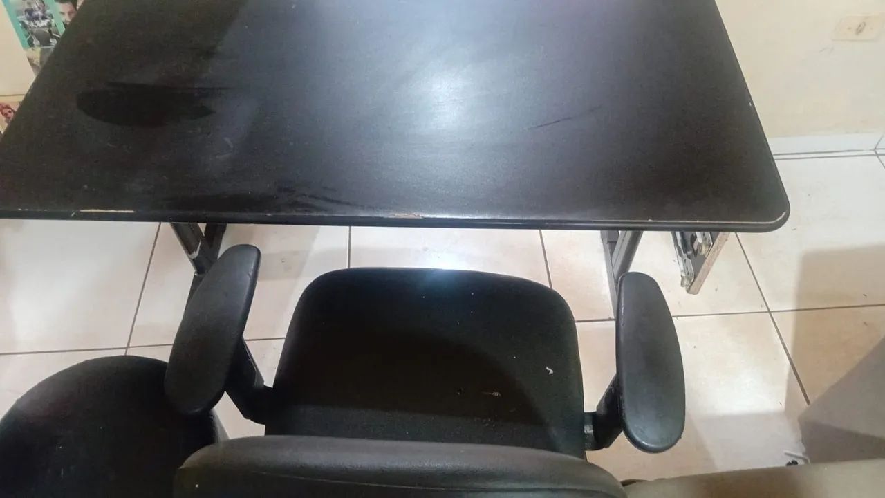 Vendo cadeira giratória e mesa escritório 