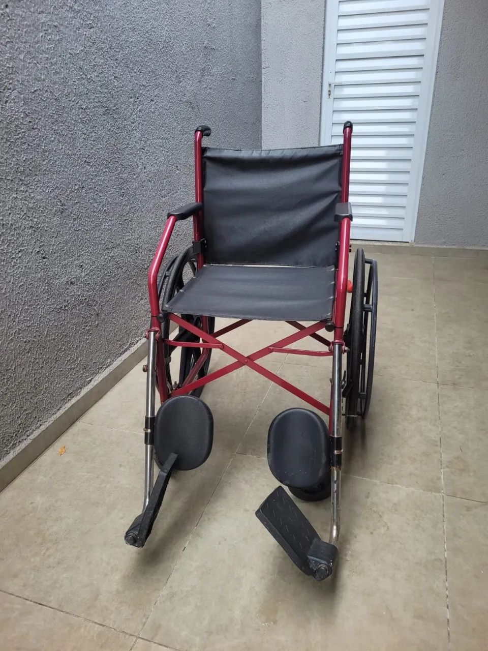 Cadeira de rodas em bom estado de conservação 
