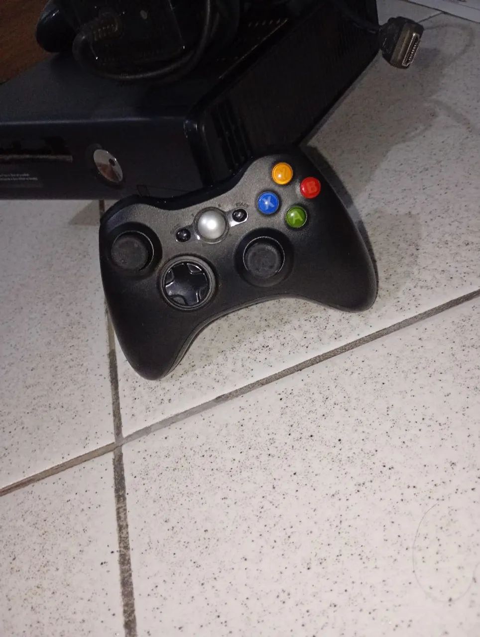 XBOX 360 COM DEFEITO,2 CONTROLES,FONTE E CABOS. - Foto 3