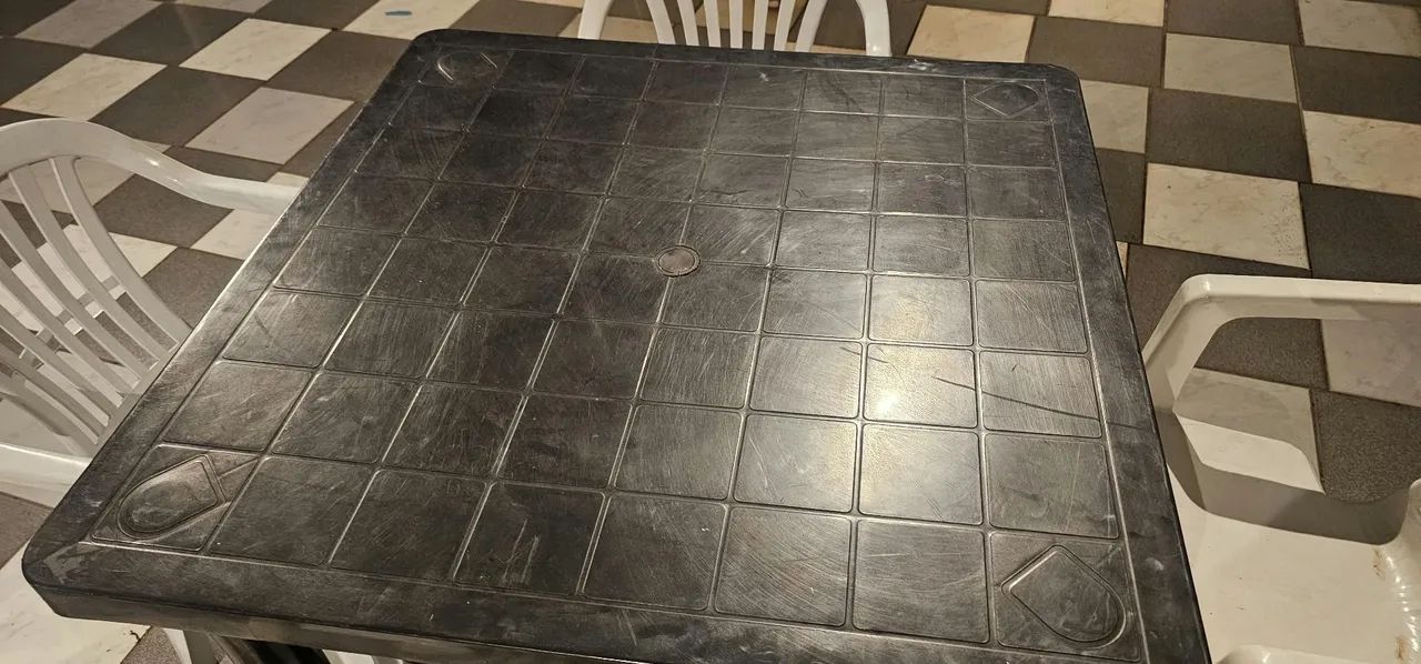 Jogo de mesa e 4 cadeiras de plástico 