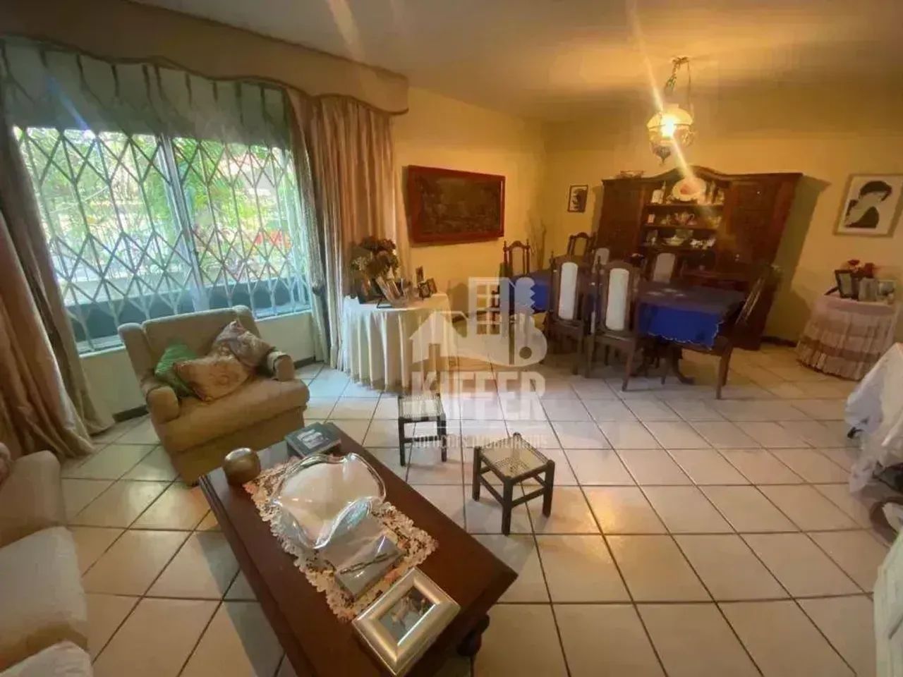 São Francisco: Casa Linear com 4 Quartos e Churrasqueira
