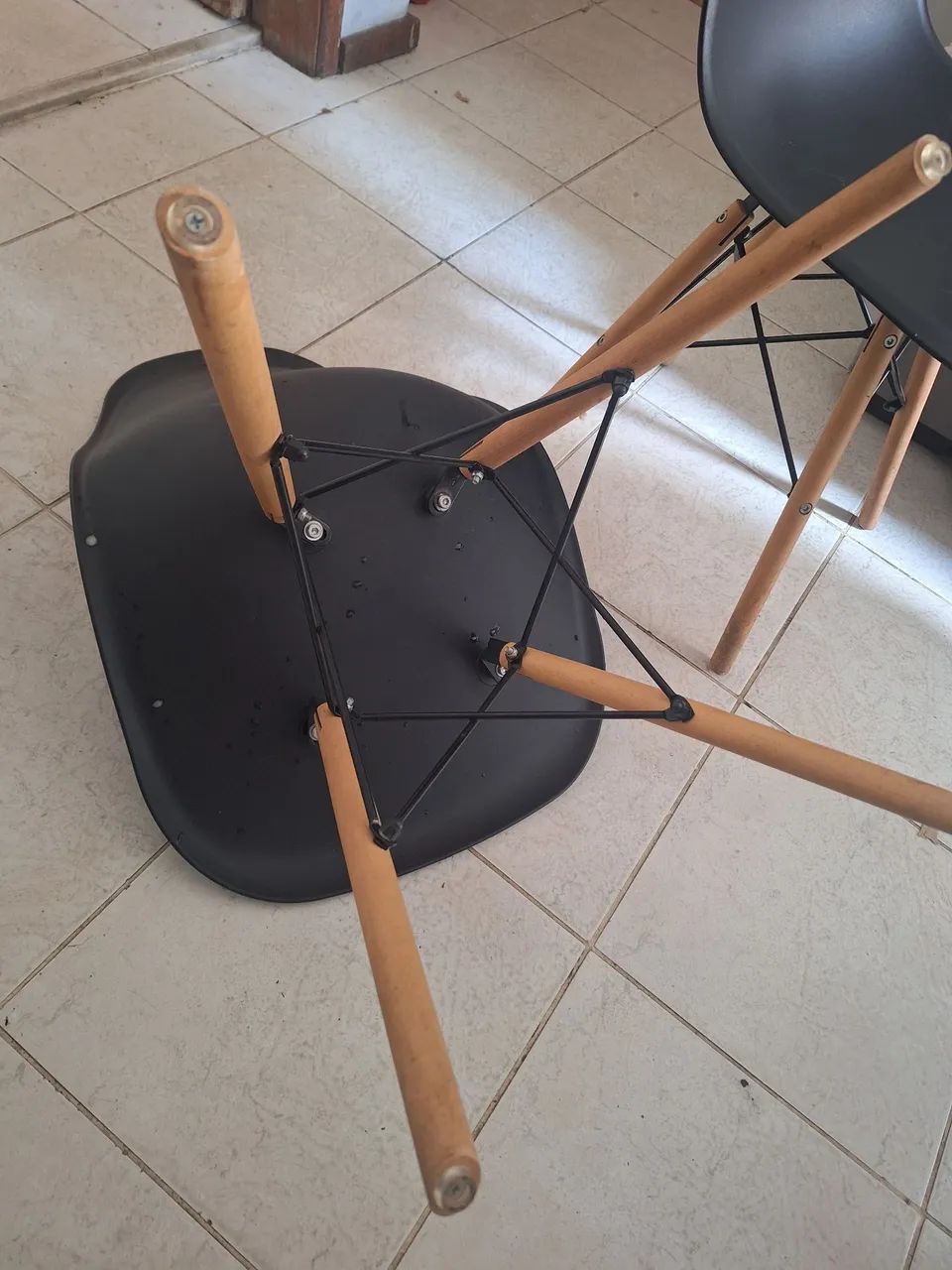 Duas Cadeiras Eames Eiffel - Foto 2
