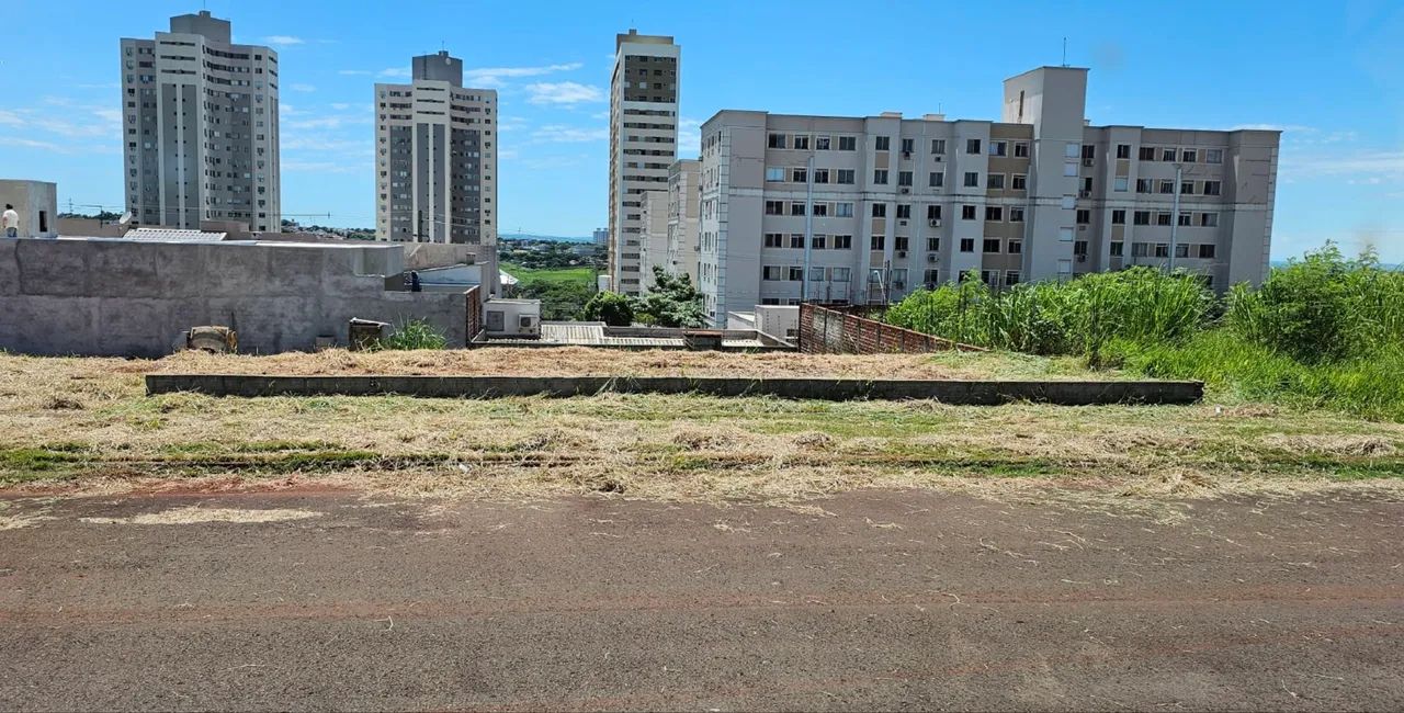 Vendo terreno na frente do parque do Japão.