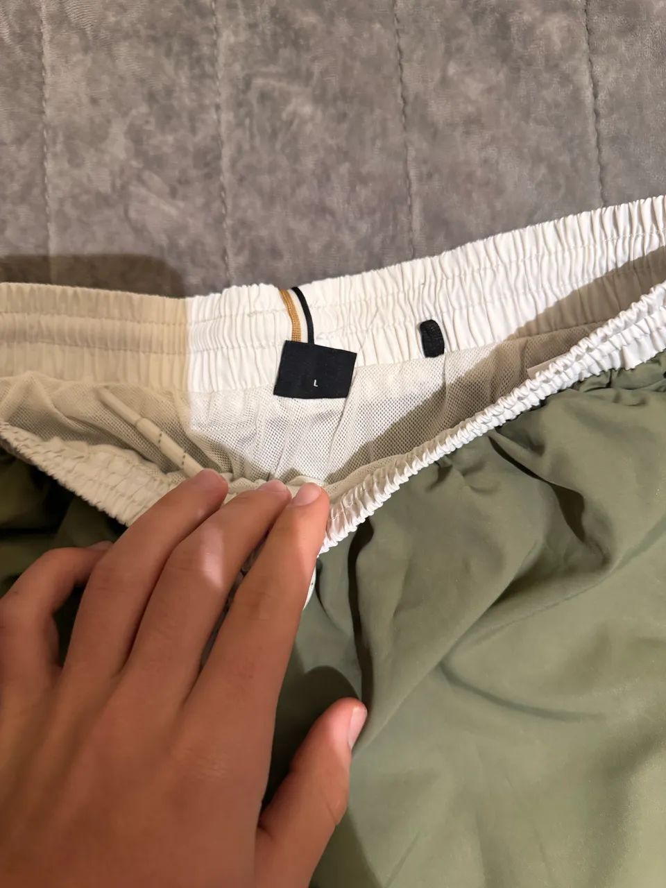 SHORT ORIGINAL DA HUGO BOSS VERDE MUSGO TAMANHO M - Foto 2