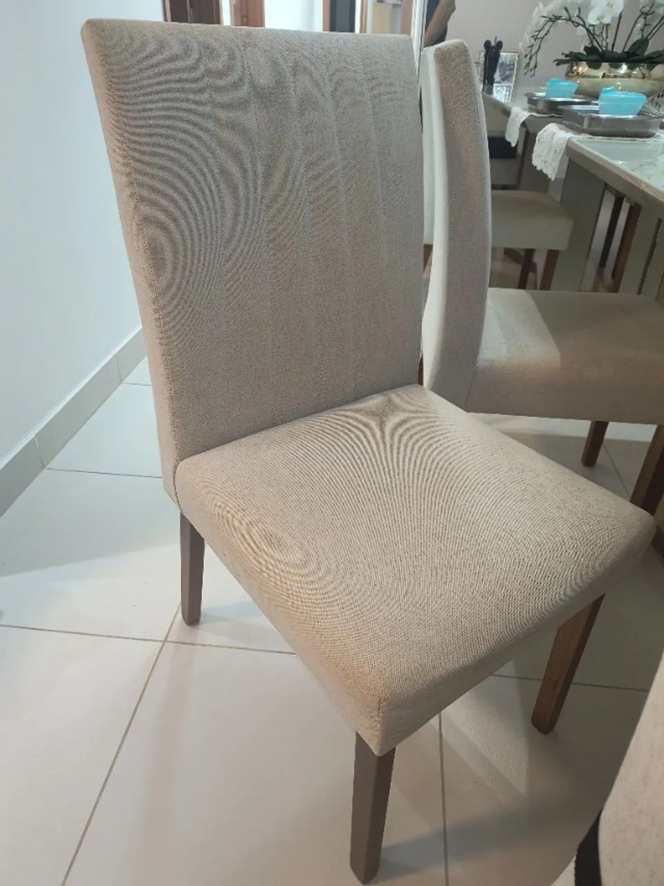 Cadeiras mesa de jantar coberta com linhão bege e feita de madeira na cor mel. - Foto 3