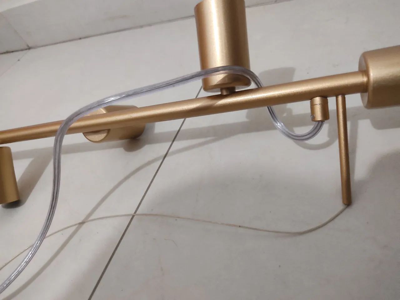 Lustre Pendente Linear Dourado - Moderno e Elegante - Foto 5