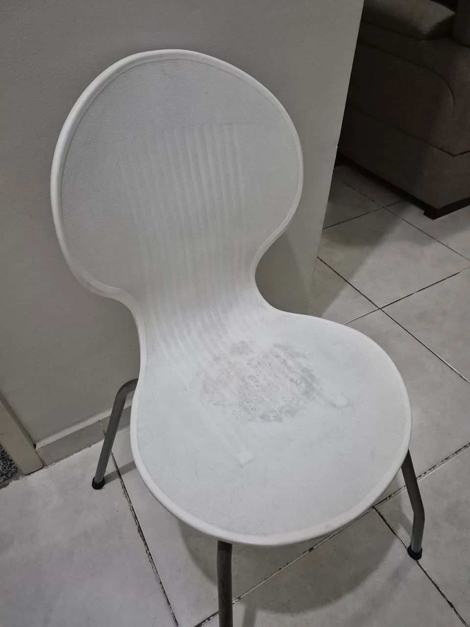 Cadeira plástica com pés metálicos  - Foto 2