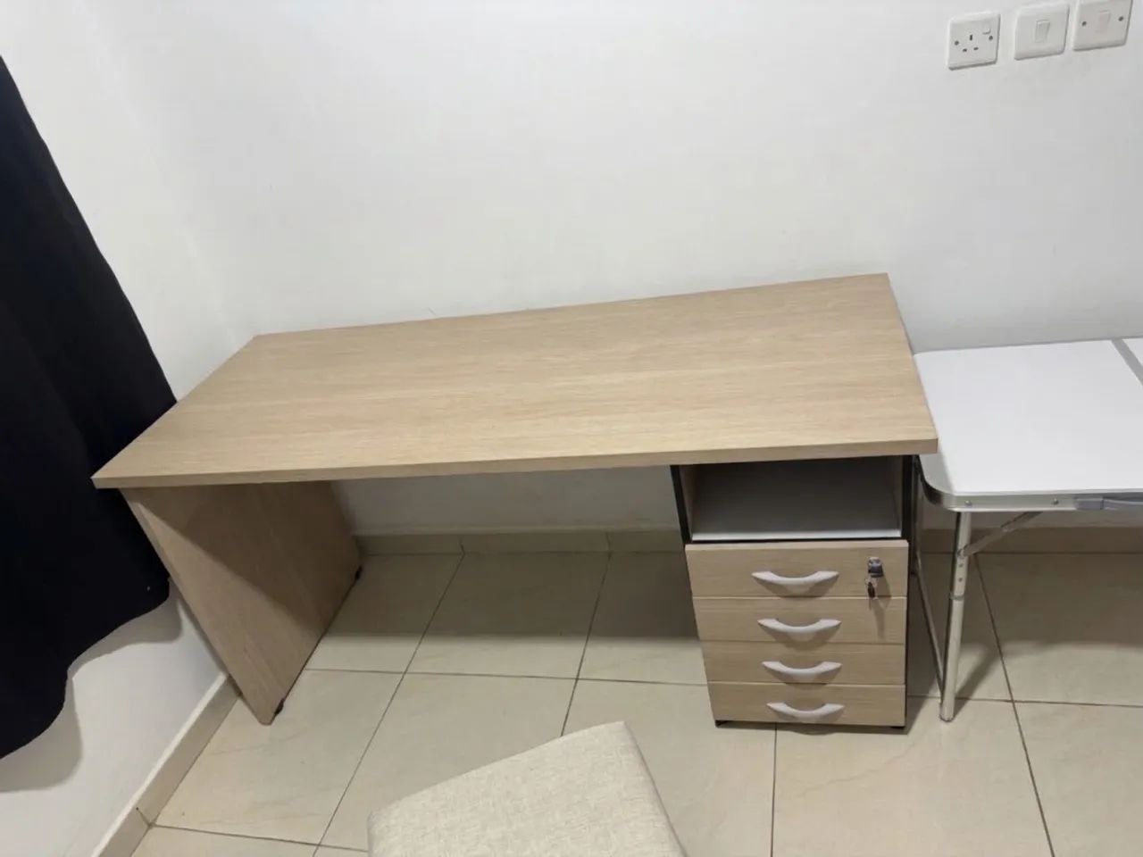 Mesa escrivaninha com 4 gavetas