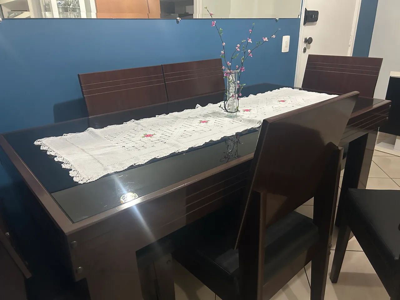Mesa6 lugares madeira e vidro com cadeiras - Foto 3