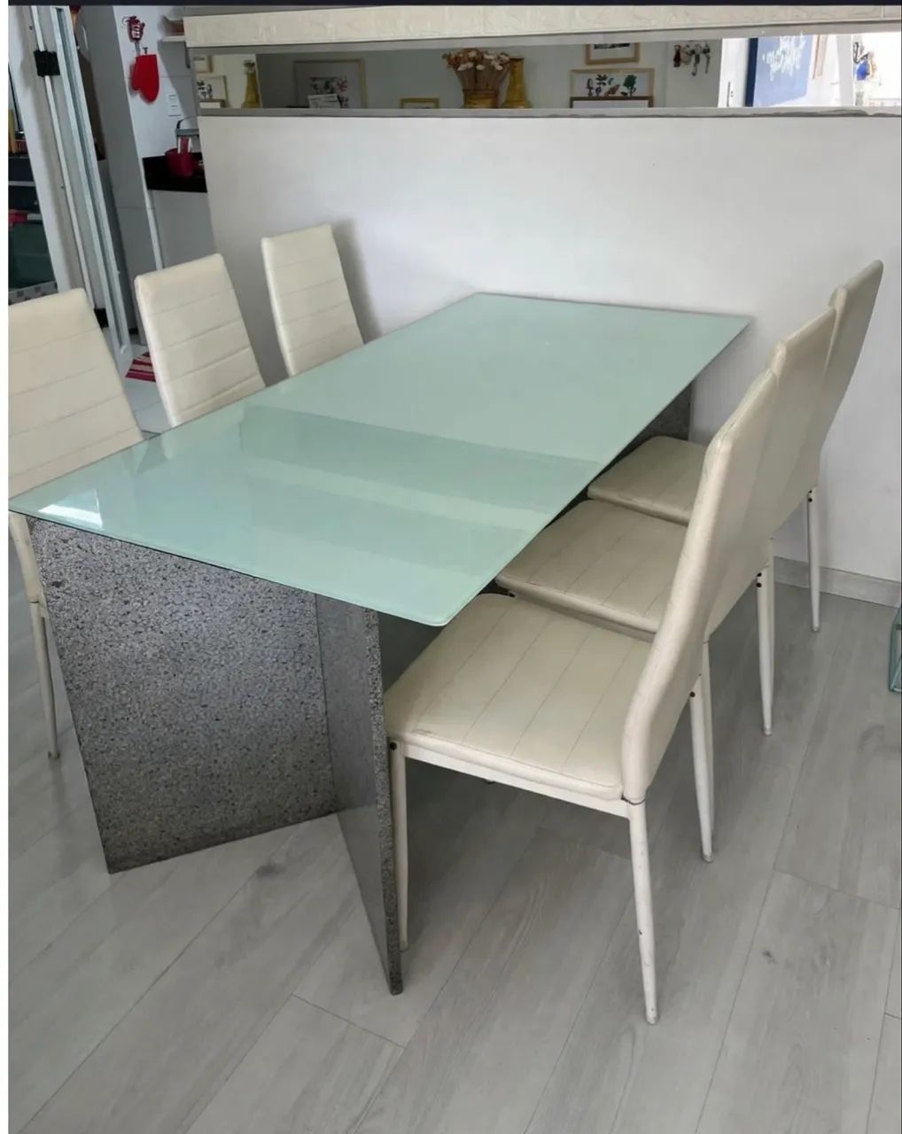 Mesa com tampo de vidro e bases de granito + 6 cadeiras  - Foto 4