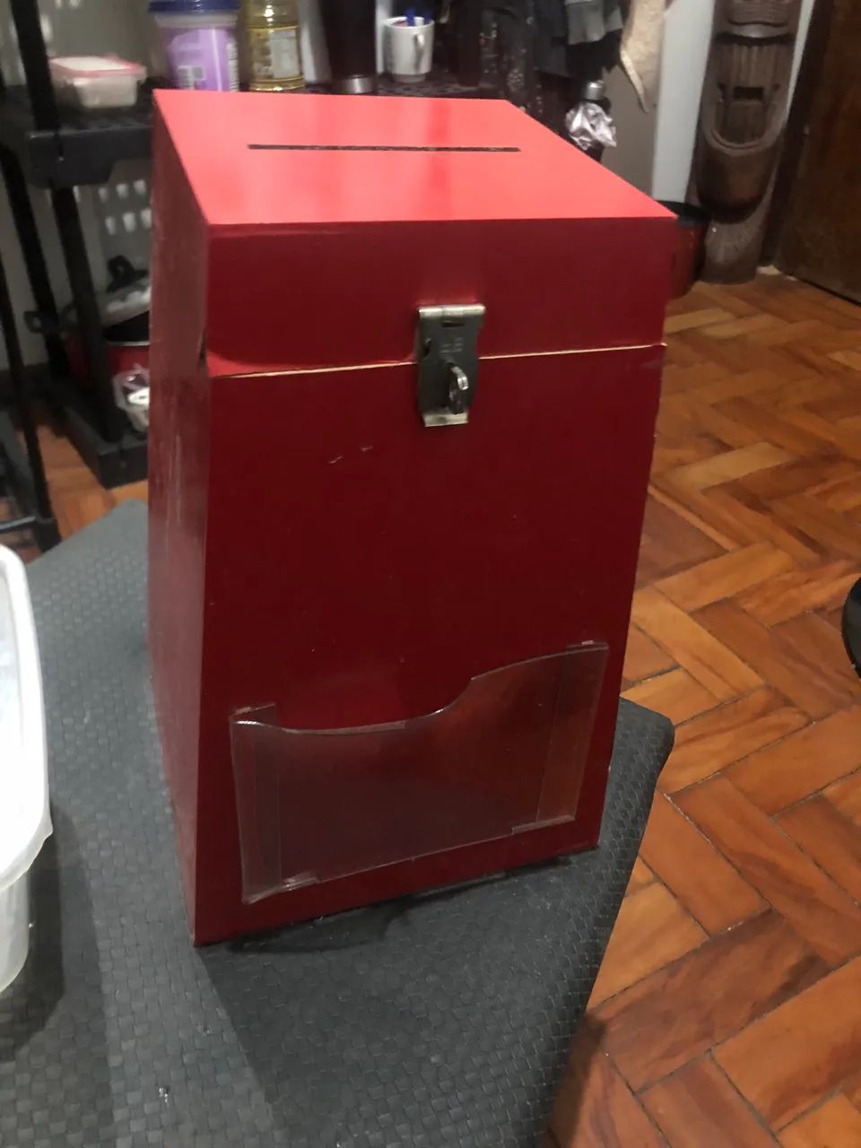 Urna vermelha com tranca para cadeado 