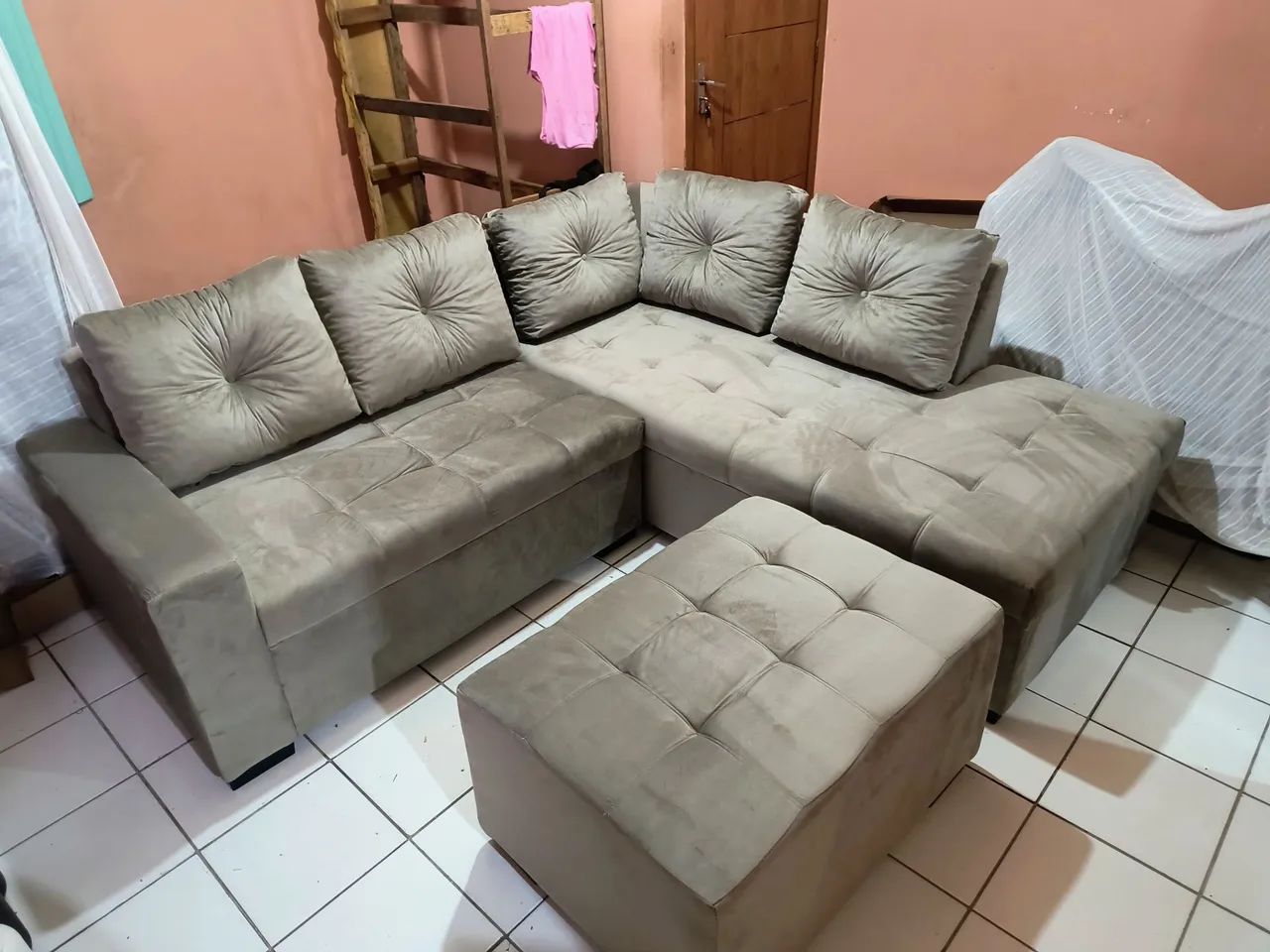Sofá novo com chaise e puff