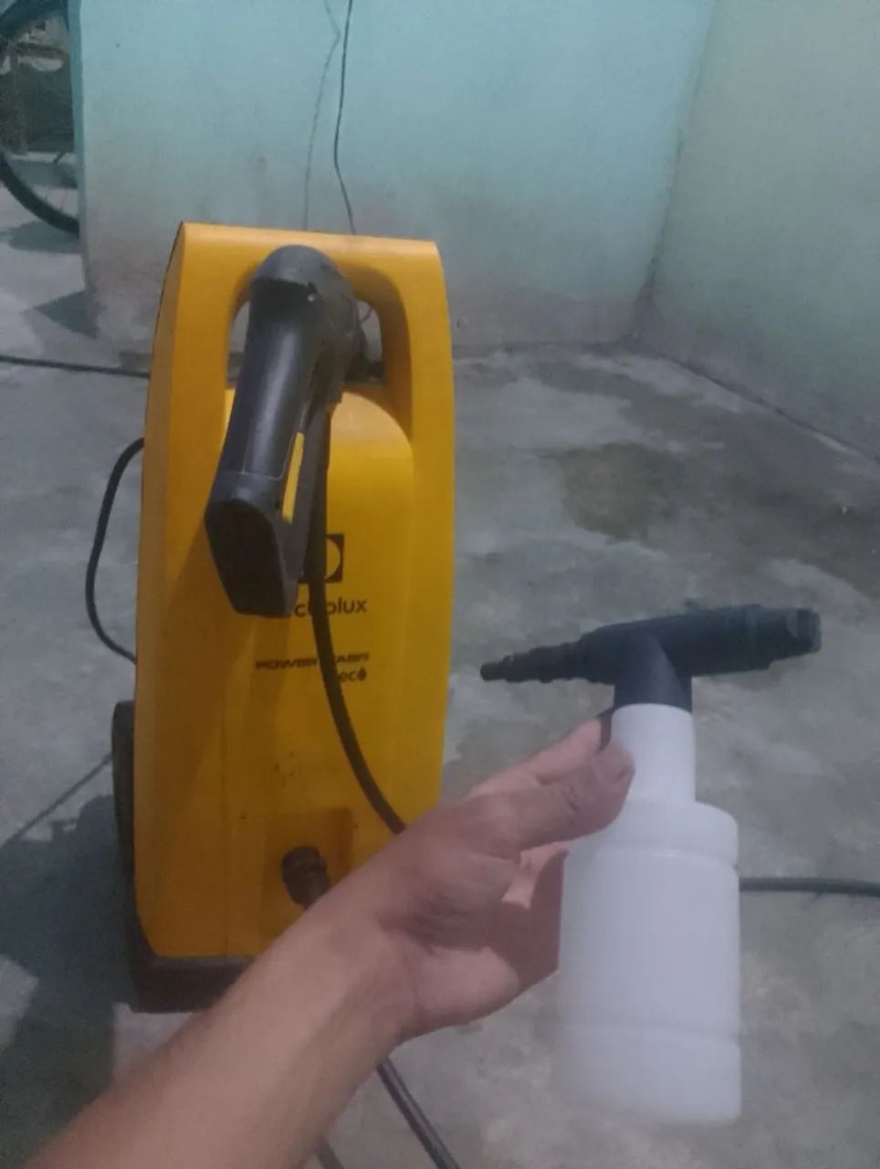 Lava-jato Eletrolux semi-novo e completo 