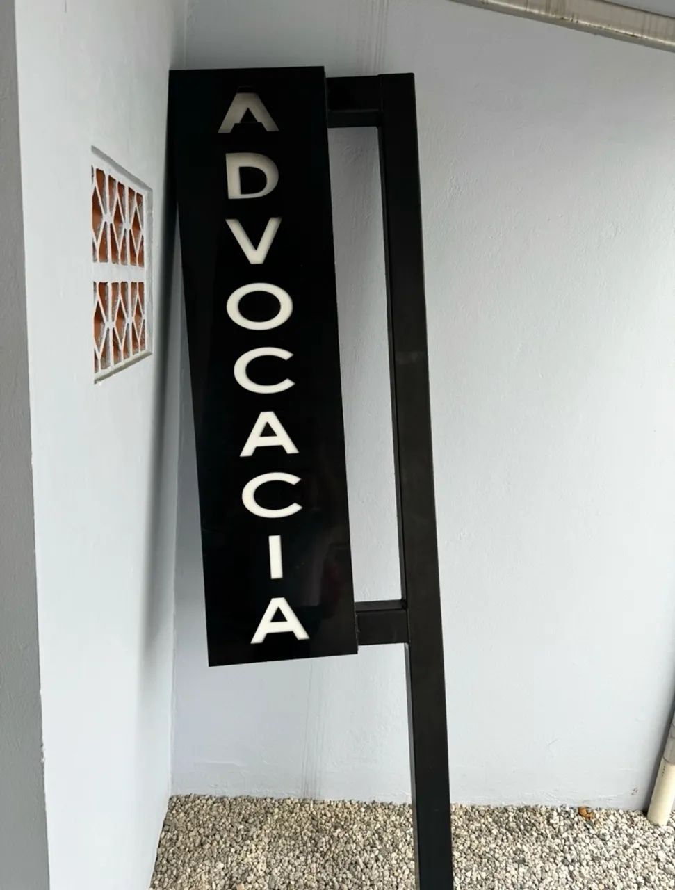 Placa Comercial em ACM - Dupla Face com Pedestal 