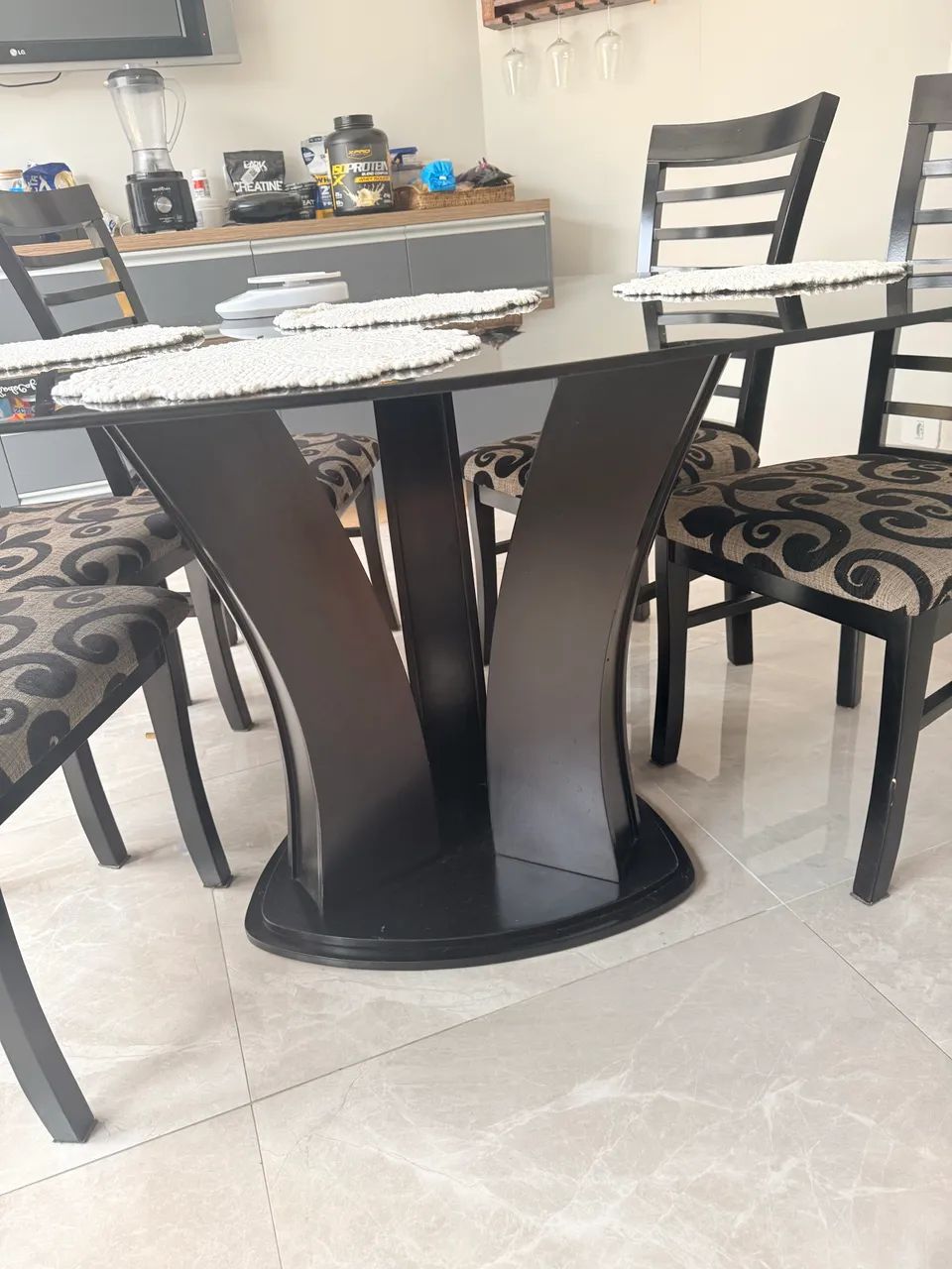 Mesa com tampo de vidro e 6 cadeiras  - Foto 2