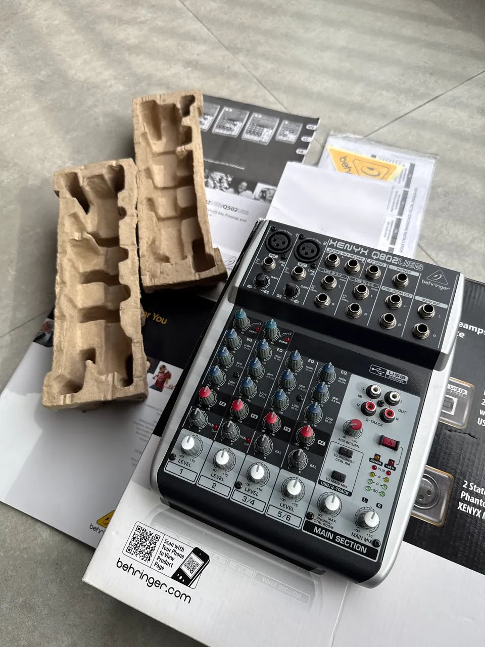 Mesa de Som Behringer Xenyx Q802USB - Interface USB + Compressor