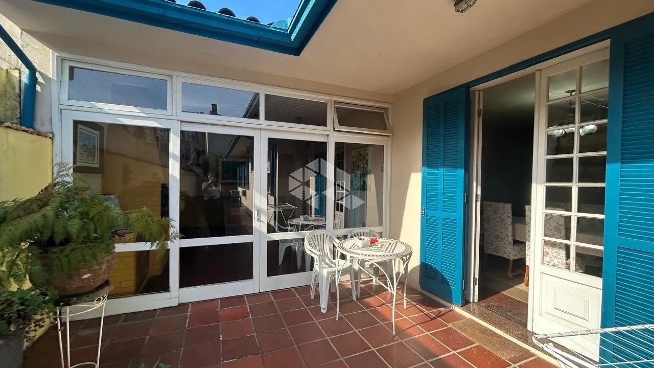 Casa residencial ampla e plana com 4 dormitórios em Coqueiros - Florianópolis