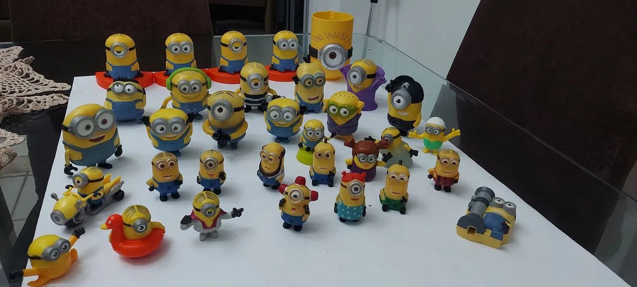 Lote com 34 miniaturas  minions 