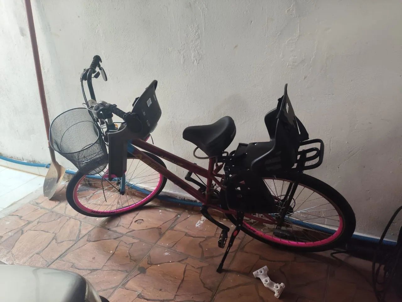 1 bicicleta com duas cadeiras 