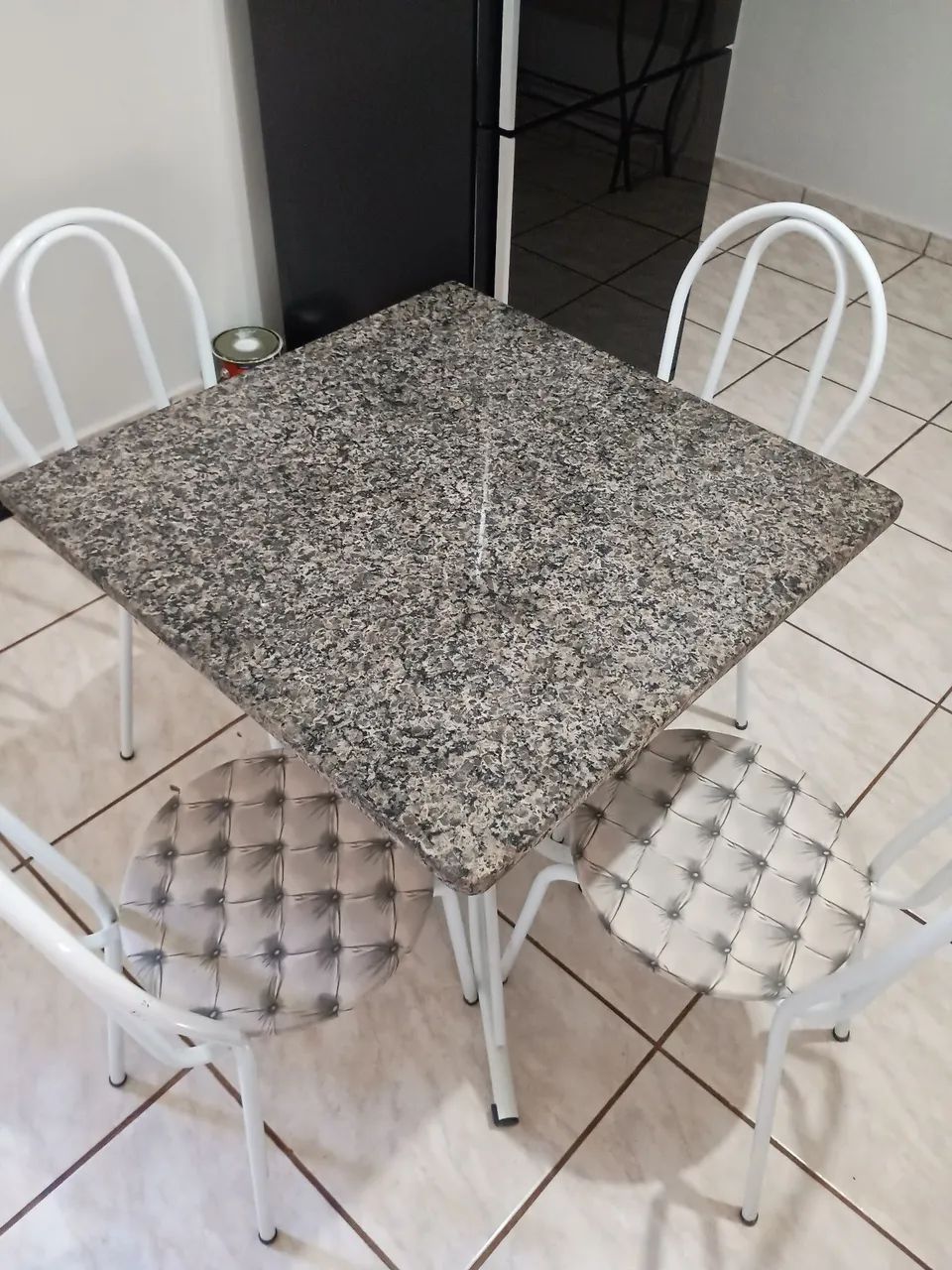 Mesa de mármore com 4 cadeiras  - Foto 2