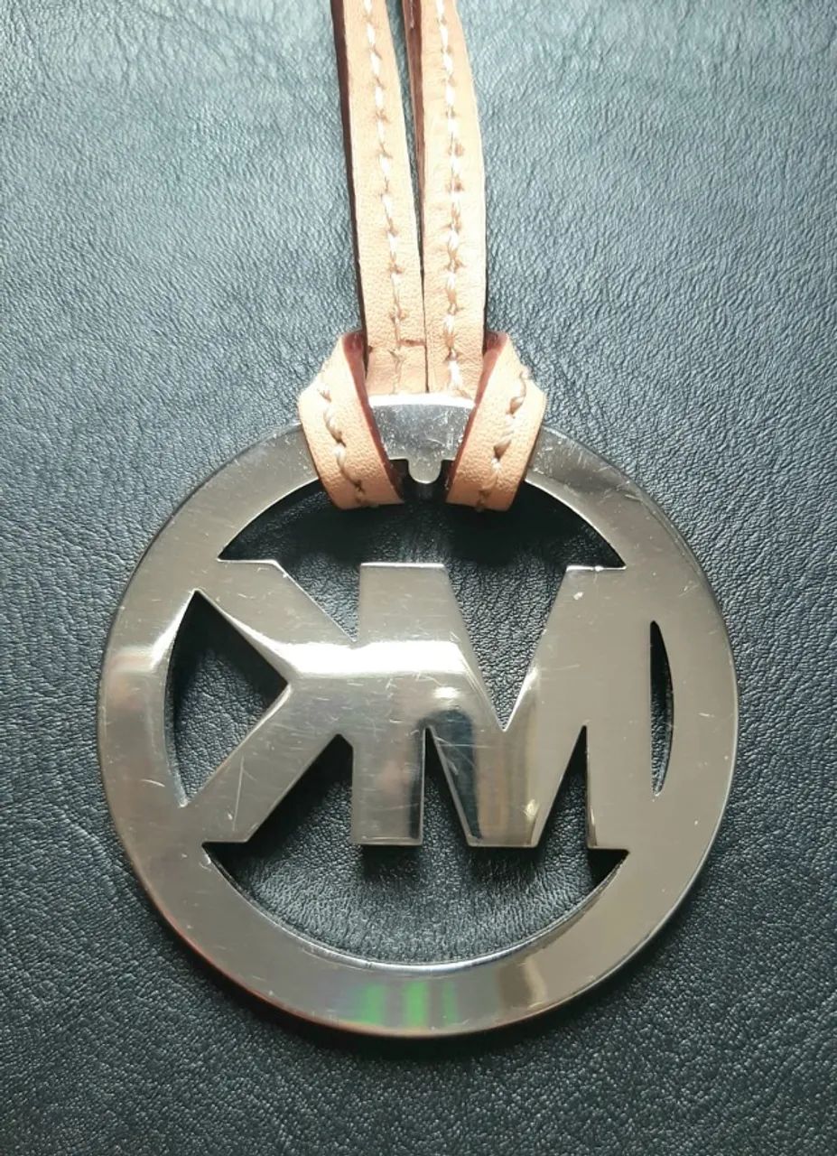 Pingente de bolsa Michael Kors prateado e couro bege - Foto 2