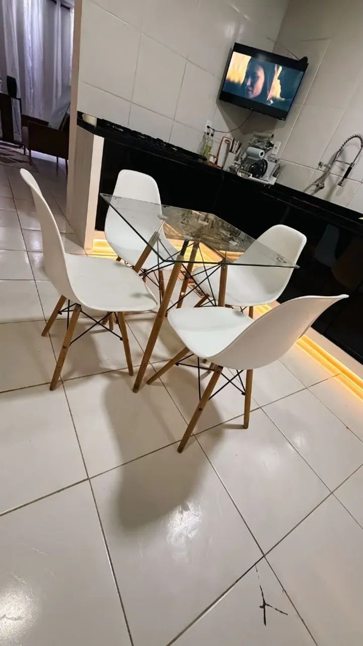 Mesa de vidro estilo Eames com 4 cadeiras Eiffel  - Foto 2