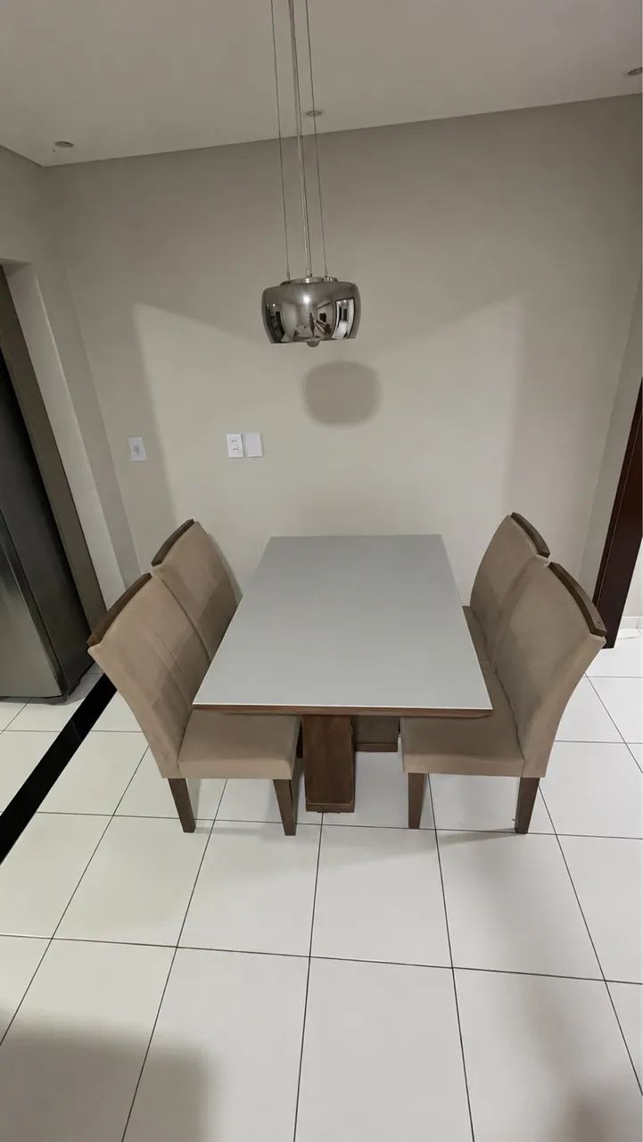 Mesa com 04 cadeiras