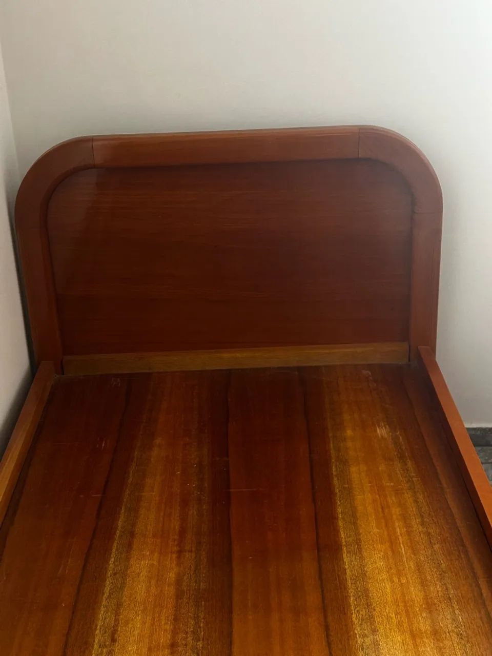 Cama de solteiro em madeira maciça 