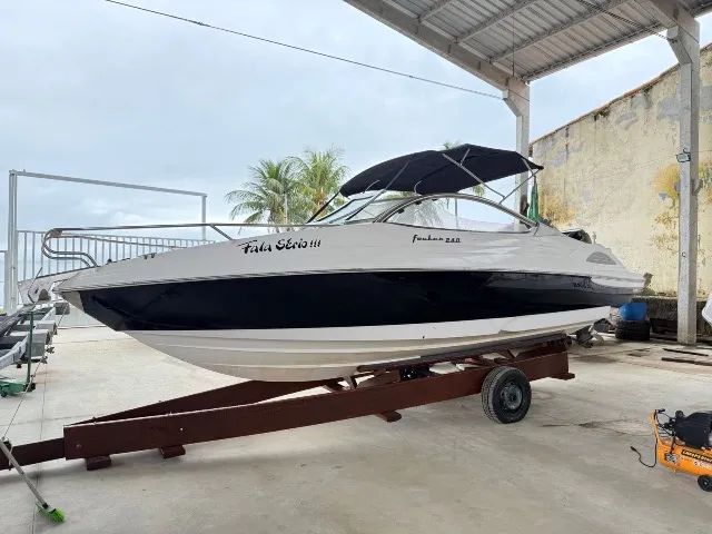 Lancha Focker 240 com banheiro 