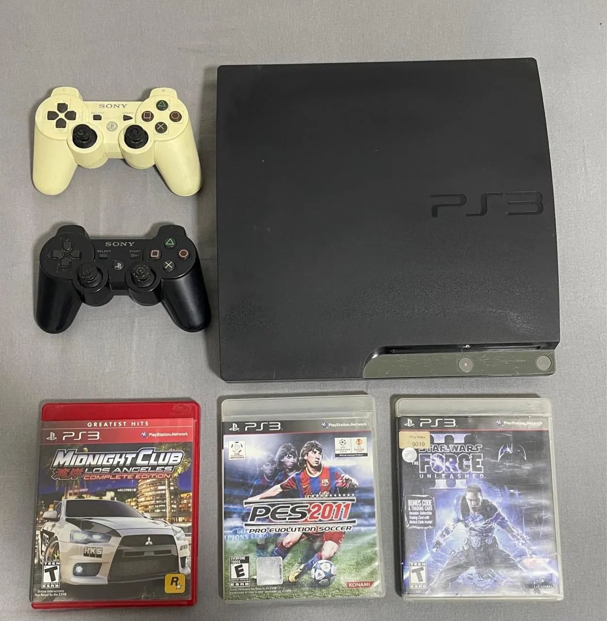 PlayStation 3 slim ( COM DEFEITO) + 2 controles + jogos