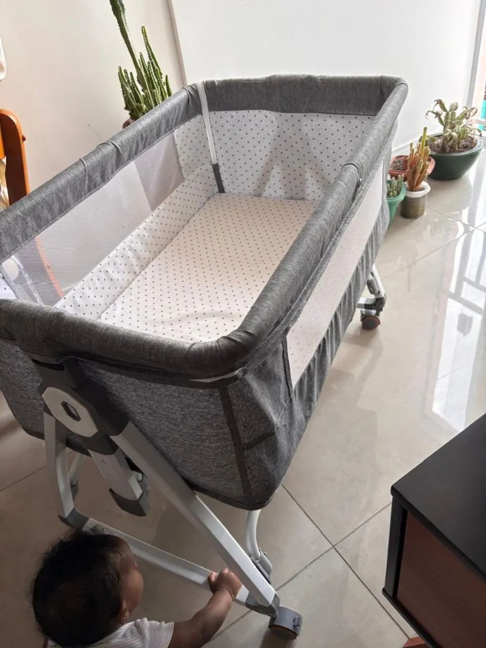 Mini Berço Completo com Mosquiteiro, Rodinhas, Trocador e Colchão - R$ 350 - Foto 3