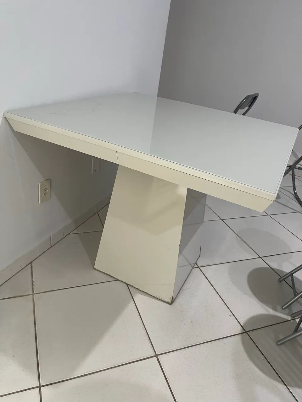 Mesa quadrada de vidro com detalhes
