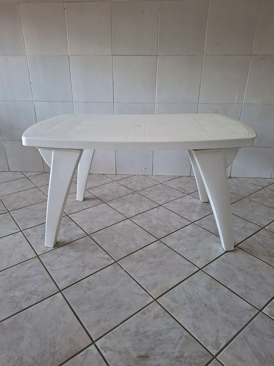 Mesa Retangular plástico, medindo 1.35x0.84m